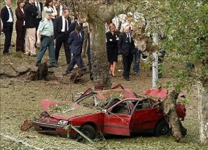 El lugar de la explosion es contemplado por los politicos