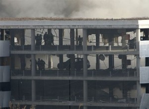 Los bomberos se esfuerzan por intentar dominar el fuego