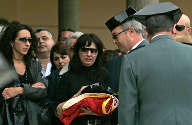 Su viuda recoge la bandera de EspaÃ±a y el tricornio de Juan Manuel